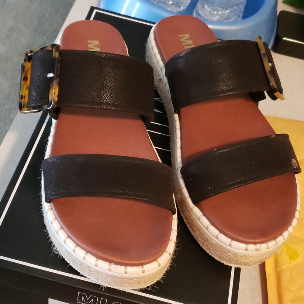 Mia Slides